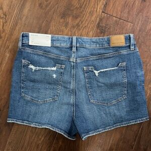American Eagle women’s stirgid mom short Distressed Jean Shorts, sz 10